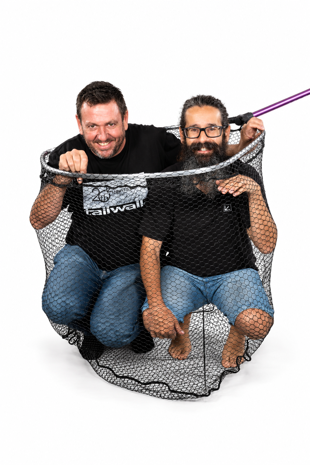 Jos? y Ram?n, de El Pez Rosa, agachados dentro de la red de la Prox Dodeka Landing Net talla 35, de mango morado