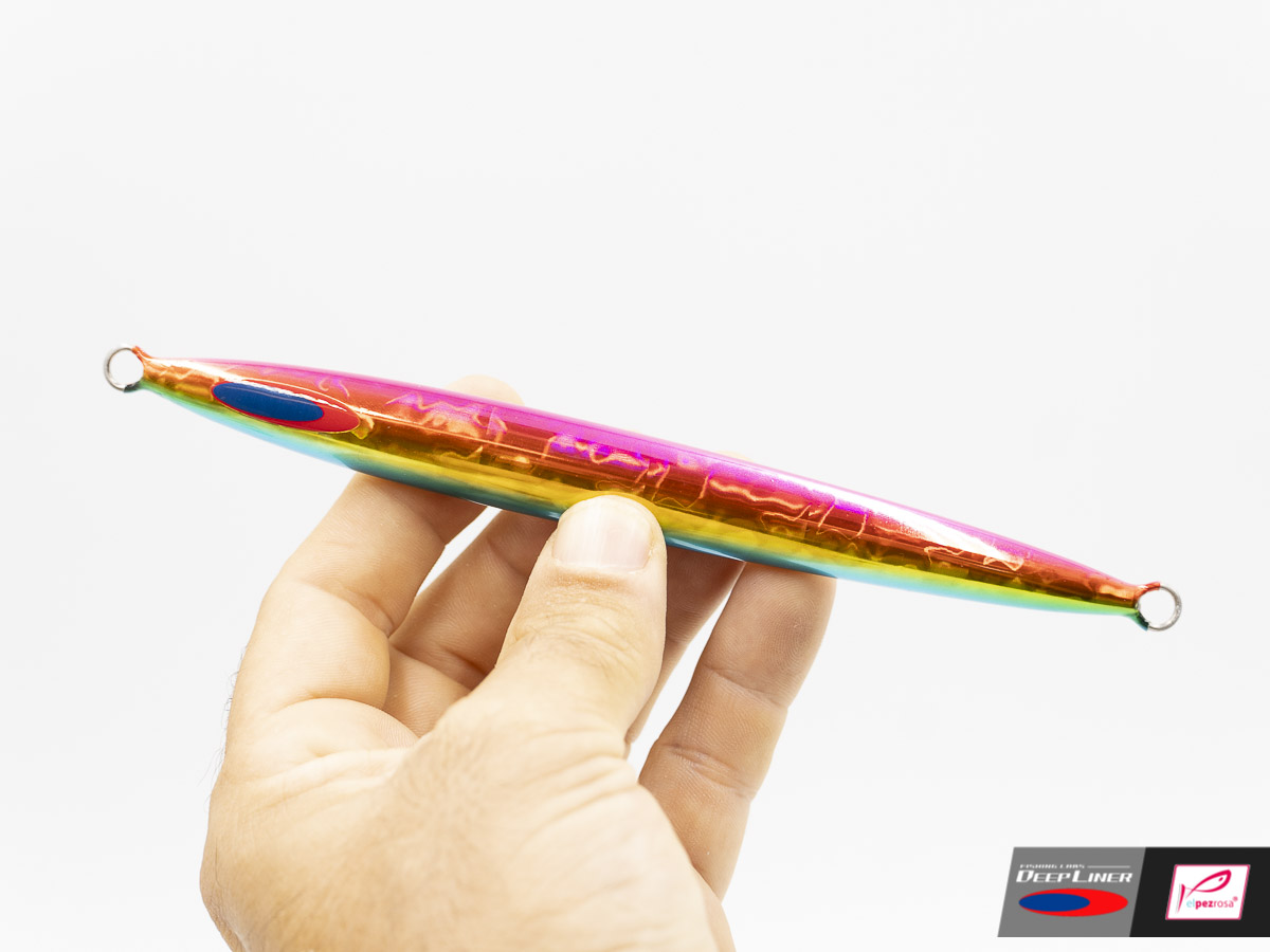 Deep Liner Spy-N de 150 g en mano — jig de slow jigging largo y fino
