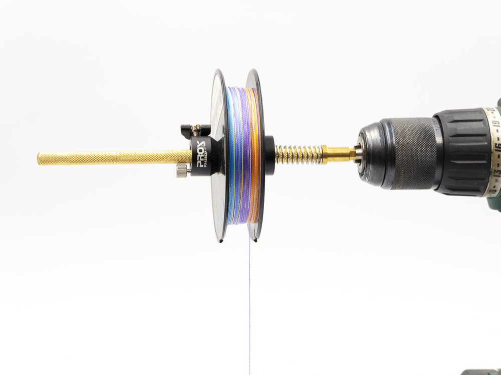 Prox Line Remover EZ Plus PX423EZP21 — montado en un taladro con una bobina recogiendo trenzado