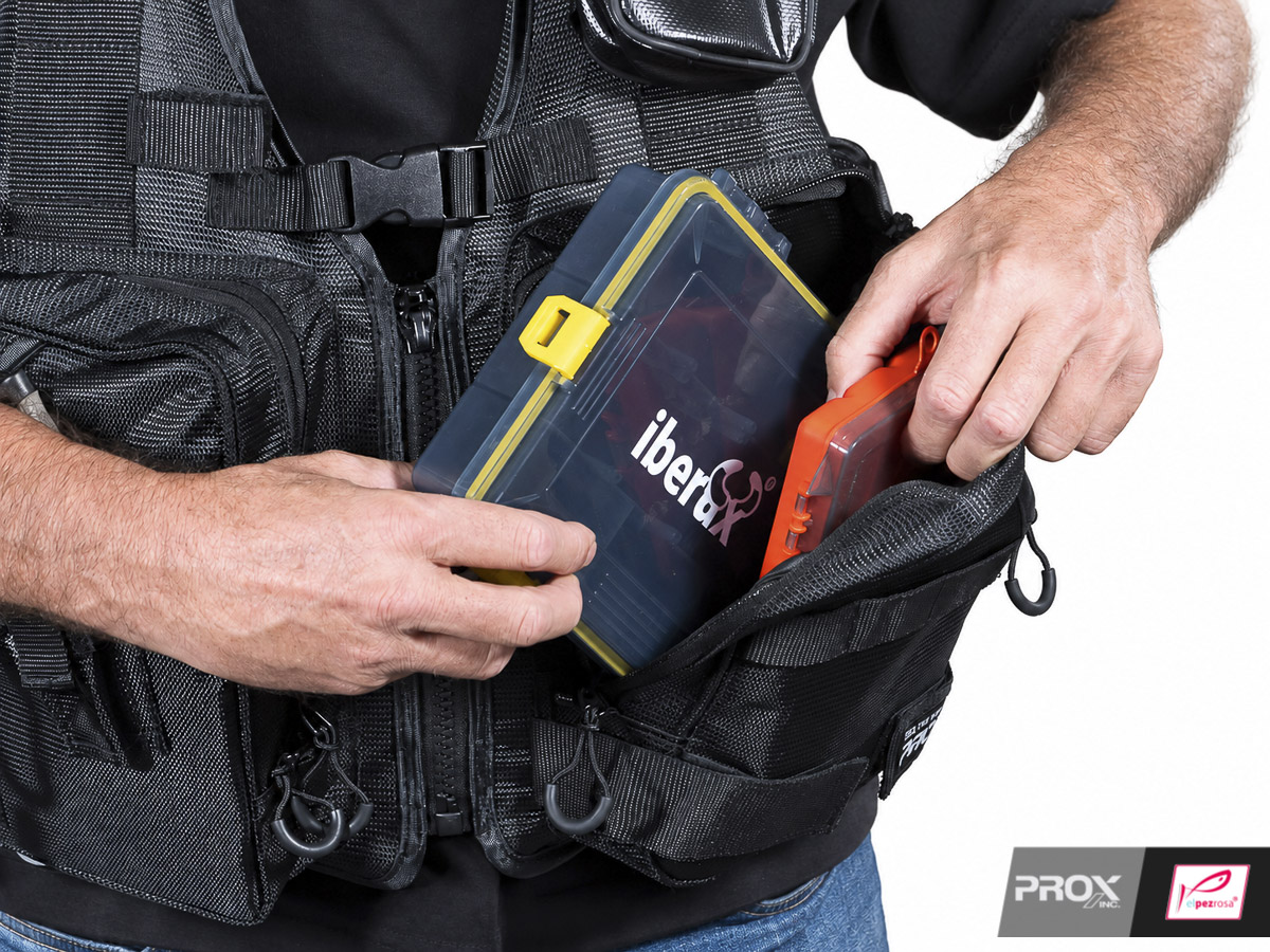Prox Floating Game Vest PX313SPKR — dos cajas de se?uelos dentro del bolsillo grande